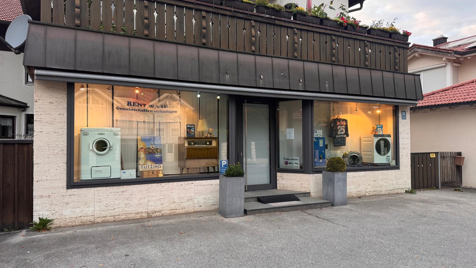 Geschäftssitz von Rent Wash in Neuried mit Schaufenstern und ausgestellten Wasch- und Trockengeräten